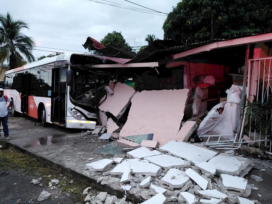 Cinco lesionados tras choque de Metrobus con una residencia