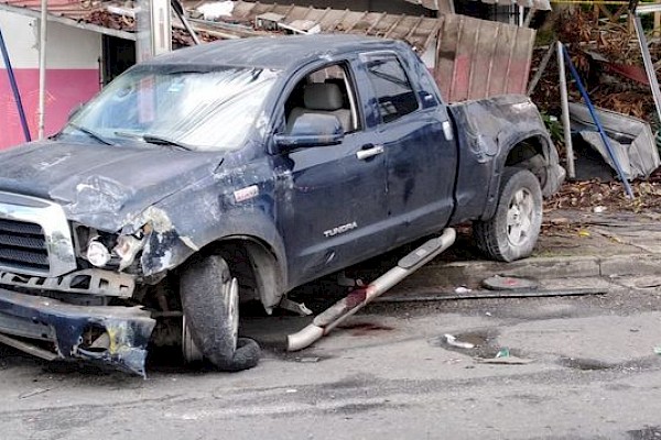 Auto impacta una parada y deja tres muertos en Villa Lorena