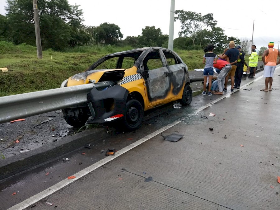 Taxista muere en el Corredor Norte al estrellarse con un barandal