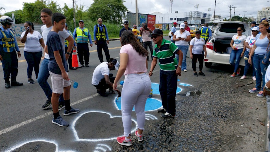 Pintan corazones azules por víctimas de Villa Lorena