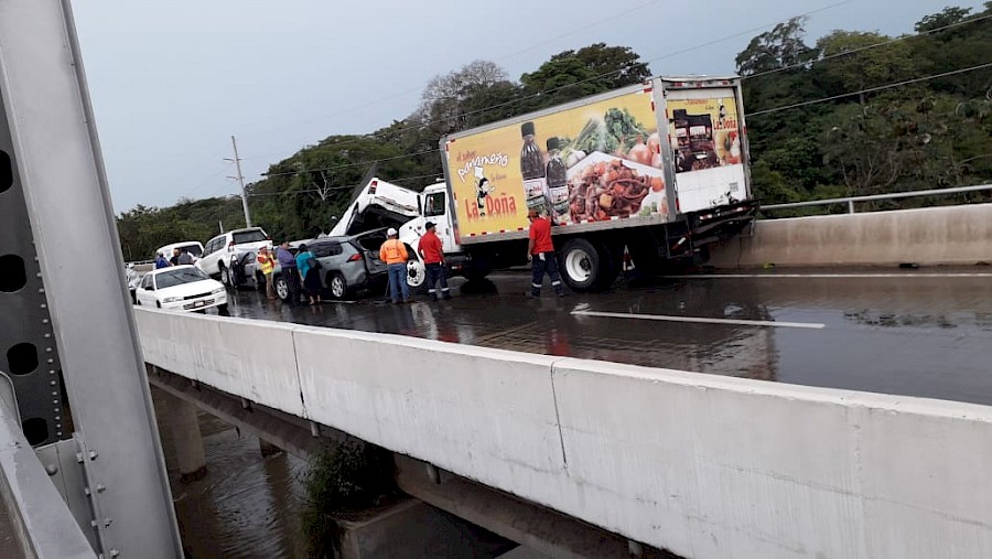 Al menos ocho heridos por colisión múltiple en el puente sobre el río Santa María