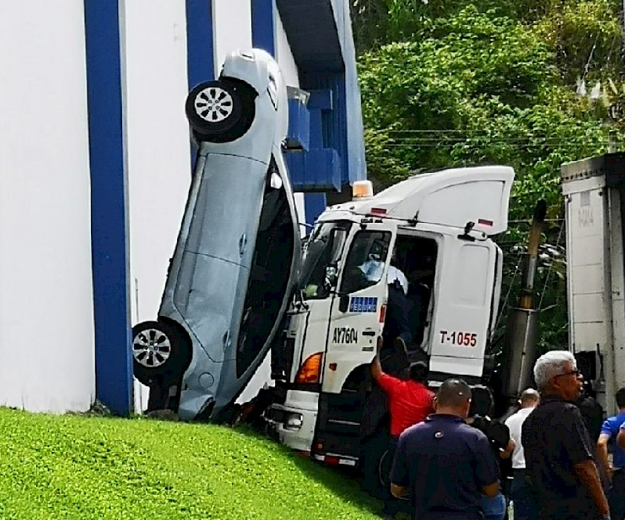 Un camión impacta un vehículo en Milla 8