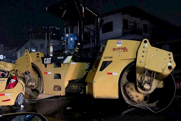 Aplanadora cae sobre un taxi en Avenida La Paz