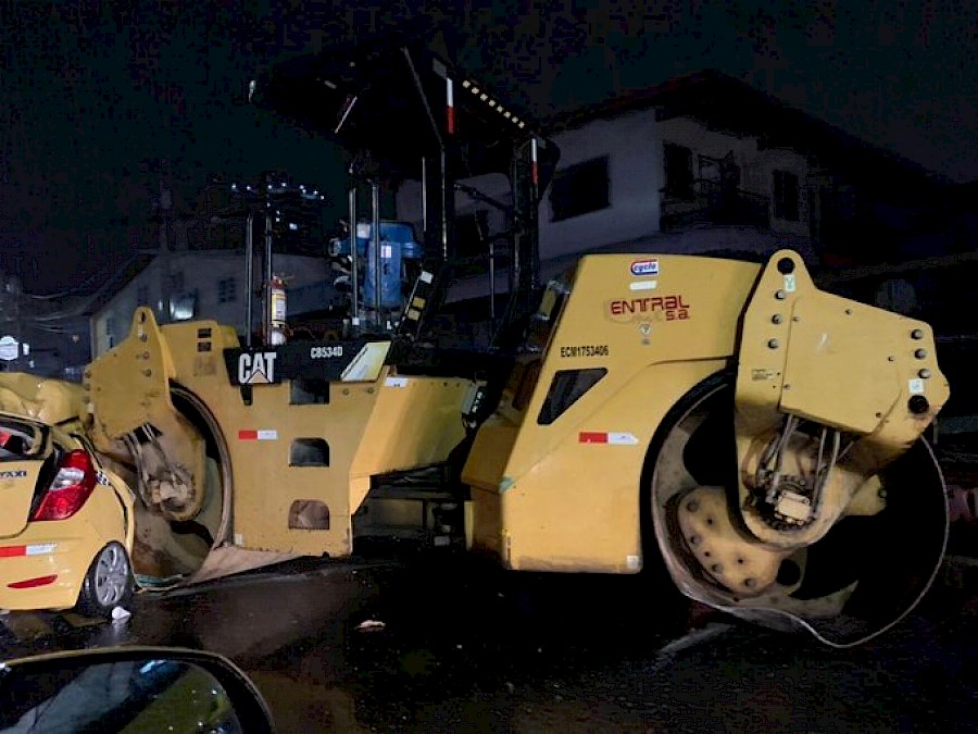 Aplanadora cae sobre un taxi en Avenida La Paz