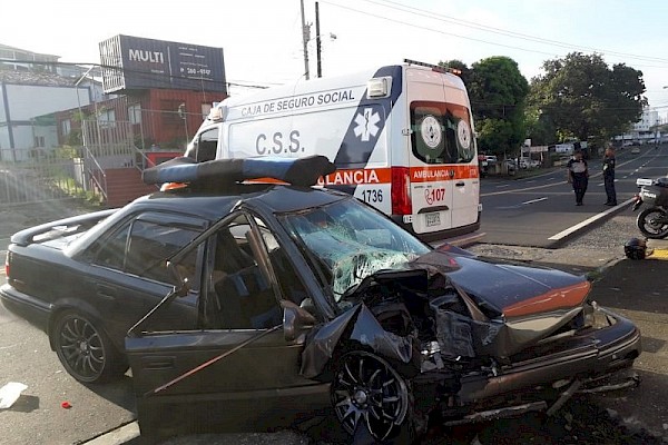 Varios heridos tras accidente en la vía Fernández de Córdoba