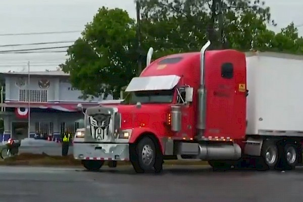 Conductor de camión aprehendido por llevar unos $100 mil ocultos