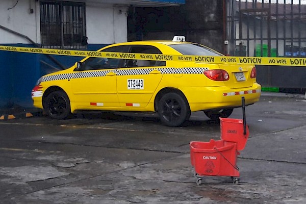 Asesinan a un hombre en un taxi en Colón