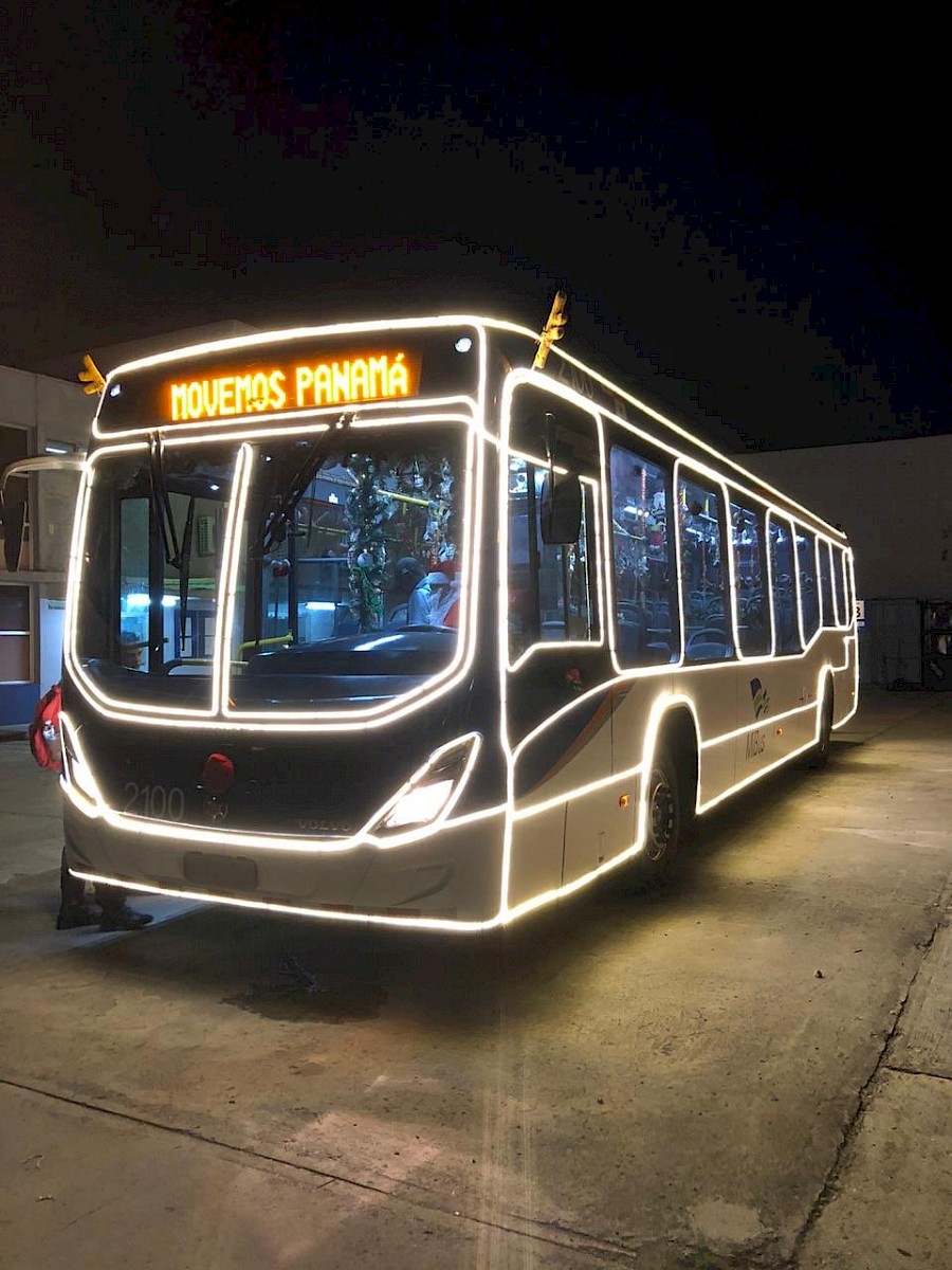 Inicia el recorrido del Metrobus navideño