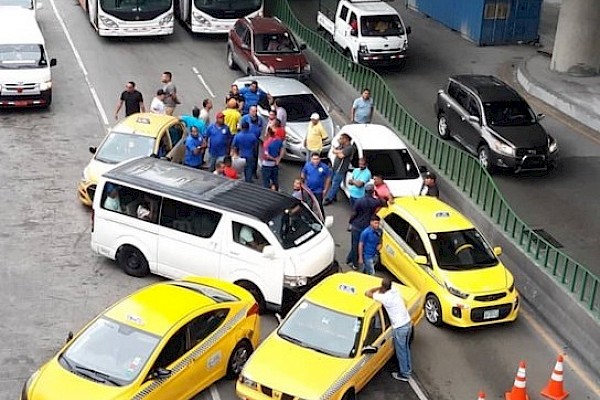 Disputa entre taxista y busitos alternativos por piquera de San Isidro