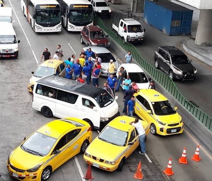 Disputa entre taxista y busitos alternativos por piquera de San Isidro