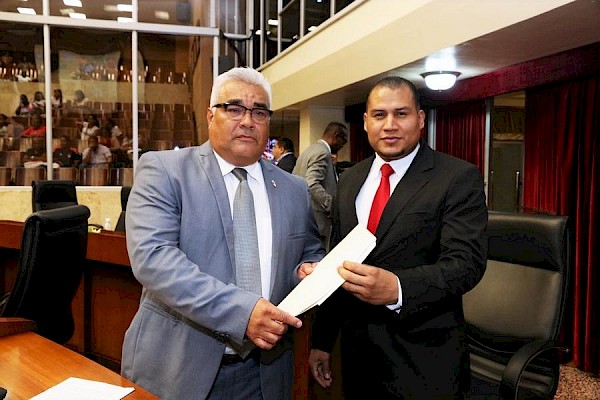 Presentan iniciativa que reglamenta transporte mediante plataformas digitales