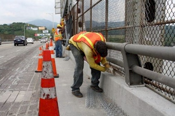 Trabajos de reparación de juntas en la vía del puente de Las Américas.