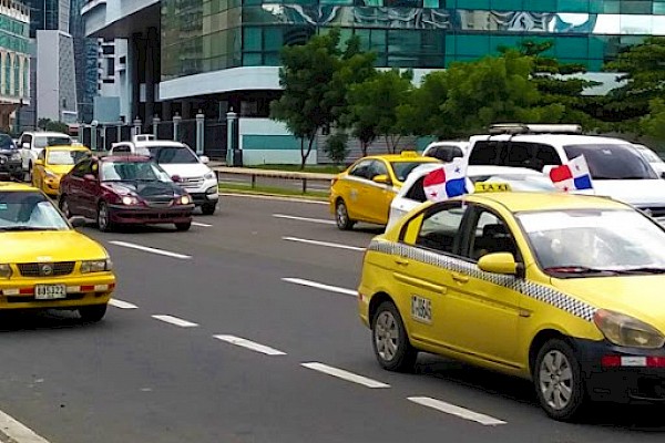 ATTT establece horarios de circulación de taxis y Metrobuses