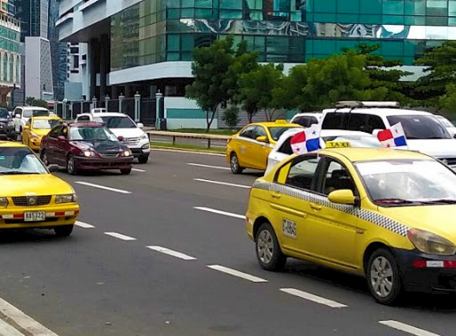 ATTT establece horarios de circulación de taxis y Metrobuses