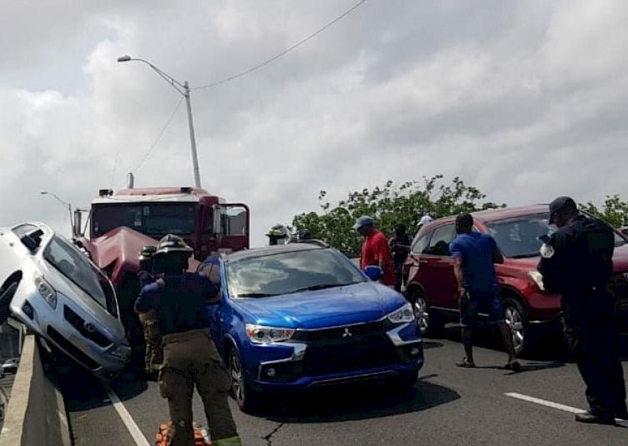 Accidente múltiple en Colón, no deja heridos