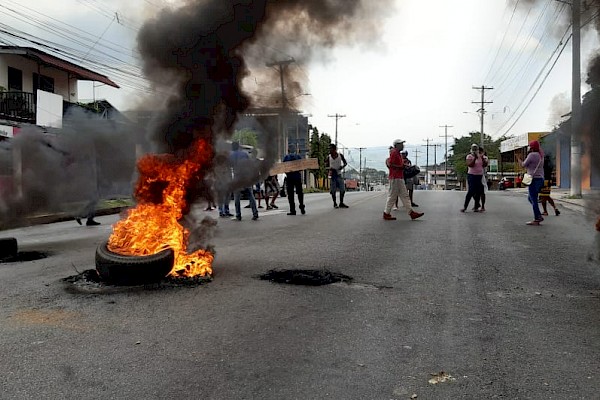 Cierres de vía de hasta 12 horas, piden bonos y bolsas de comida