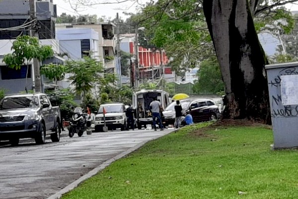 Muere al ser embestida por su auto