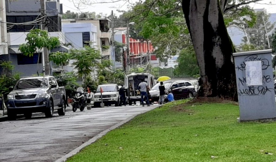 Muere al ser embestida por su auto