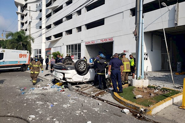 Mujer muere cuando su auto cae desde un segundo piso