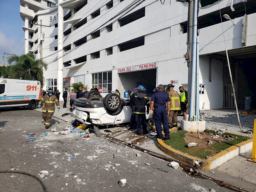 Mujer muere cuando su auto cae desde un segundo piso