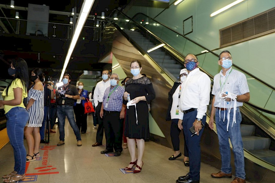 Ministra de Salud entrega mascarillas en el Metro de Panamá