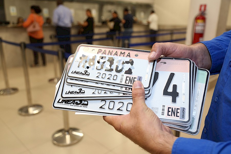 Al menos 1,051 placas se han entregado a domicilio por parte del Municipio de Panamá