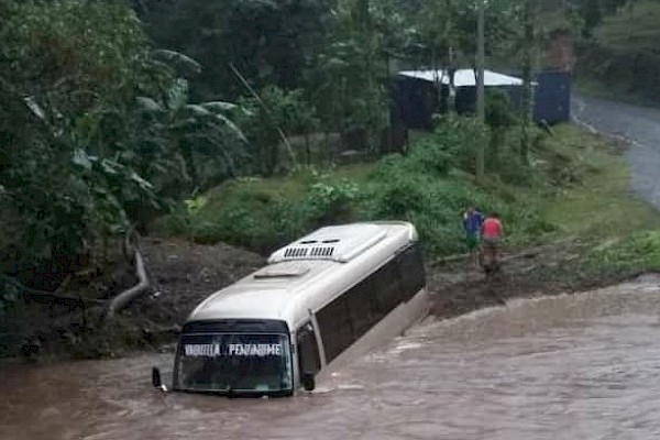 Bus es arrastrado por la corriente en Coclé, los ocupantes se salvan