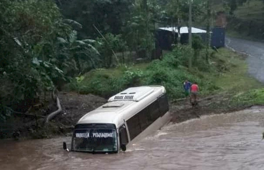 Bus es arrastrado por la corriente en Coclé, los ocupantes se salvan