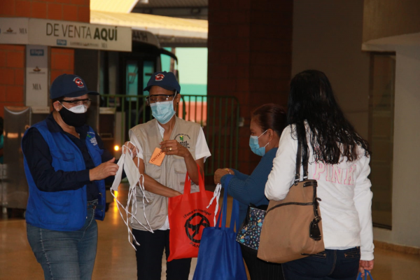 Minsa entrega  mascarillas a las personas en terminal de transporte