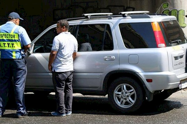 ATTT: Se extiende por un mes más la suspensión provisional de la aplicación de la infracción por circular con placa vencida