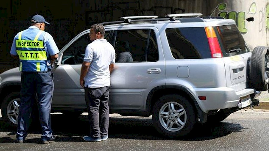 ATTT: Se extiende por un mes más la suspensión provisional de la aplicación de la infracción por circular con placa vencida