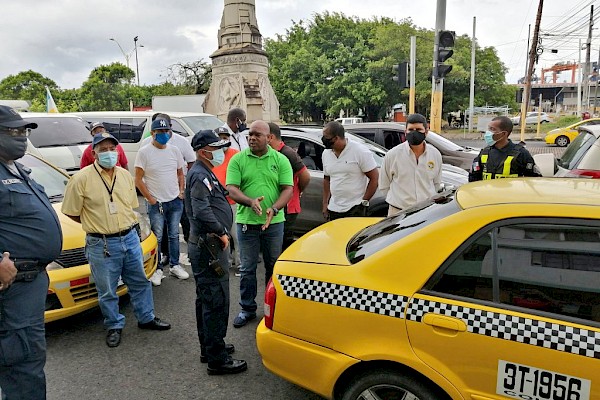 Transportistas de Colón realizan caravana pacífica, piden ayuda al Gobierno y una nueva terminal de transporte