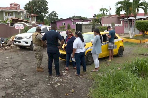 Conductor de taxi que dio positivo a COVID-19 fue sorprendido llevando pasajeros, podría enfrentar la justicia