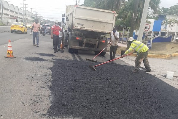 Inicia jornada de reparación y bacheo profundo en Vía Boyd Roosevelt en Colón