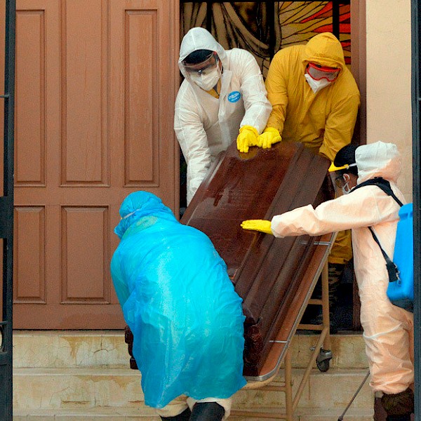 La Policía de Bolivia recogió 420 cadáveres fuera de hospitales en menos de una semana