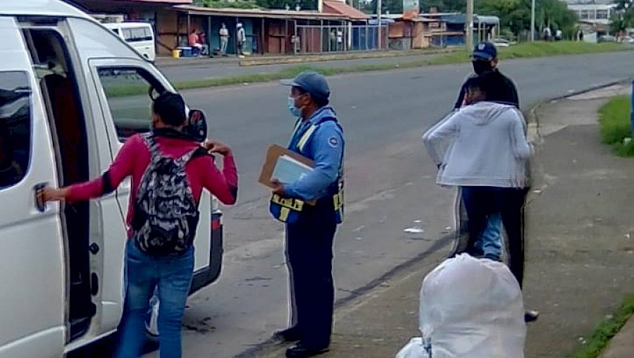 Salud solicita a transportistas cumplir distanciamiento físico en sus servicios