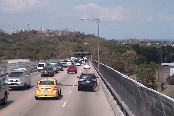 Se mantiene  restricción de equipo pesado con o sin carga en el Puente de Las Américas.