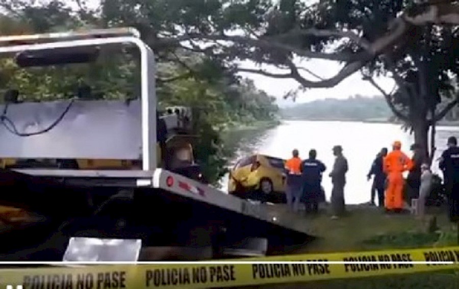 Encuentran un condcutor y su  auto, había caído en el lago Miraflores