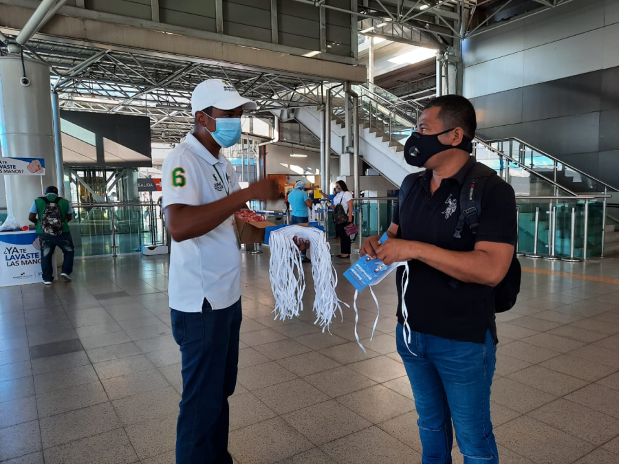 Minsa en San Miguelito entrega gel y mascarillas en estación del Metro