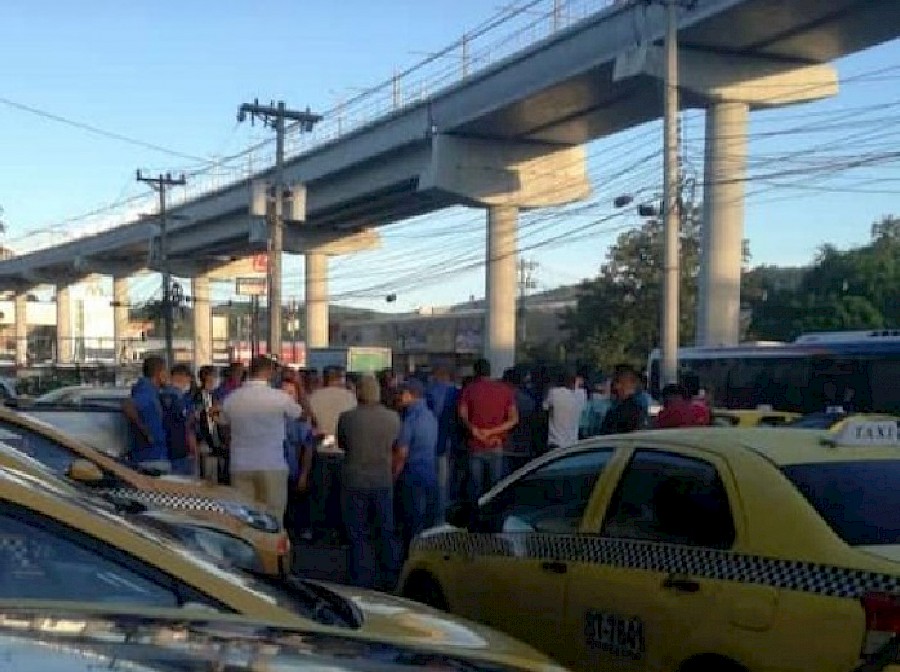 Taxistas protestan contra el levantamiento de medida de circulación de pares y nones, alegan pérdidas económicas