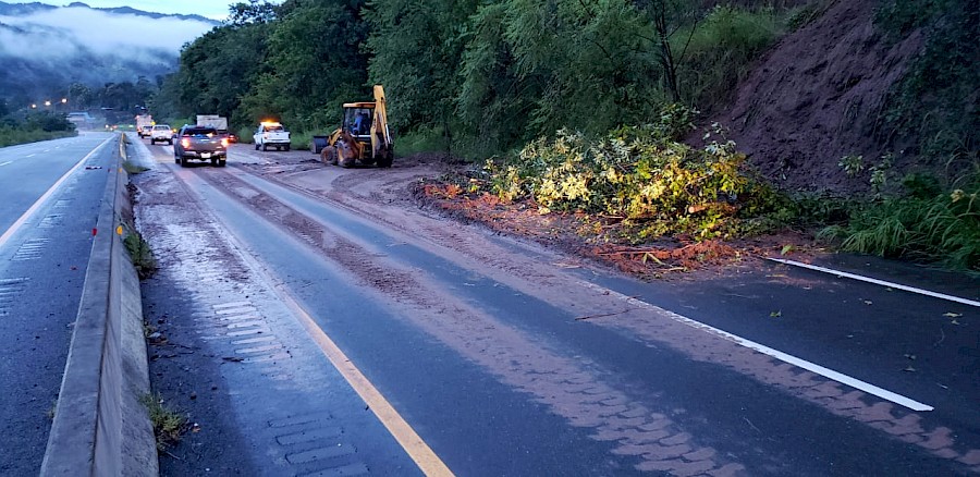 Lluvias provocan deslizamiento en la Carretera Panamericana a la altura del puente sobre el río Viguí