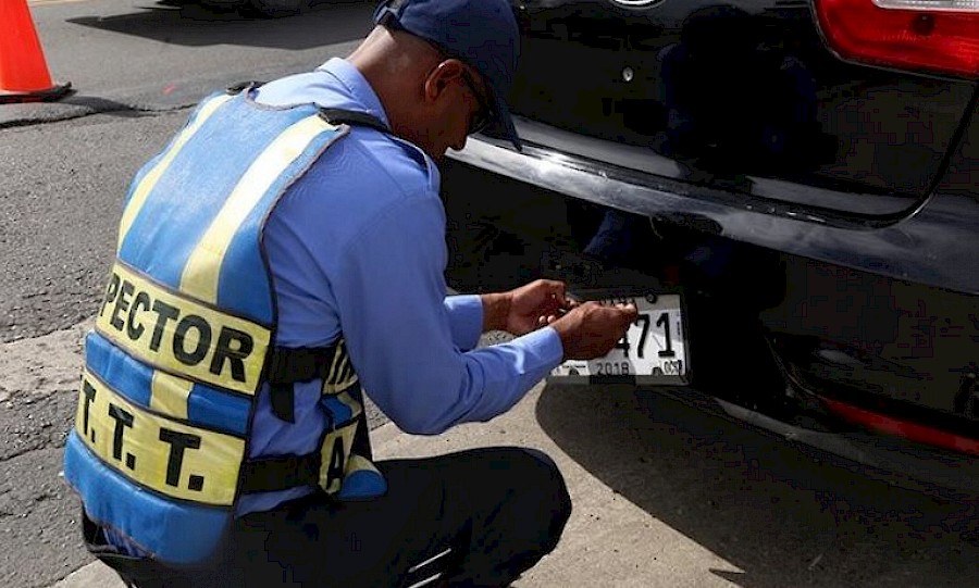 Se suspende de manera provisional la aplicación de la sanción por placas vencidas