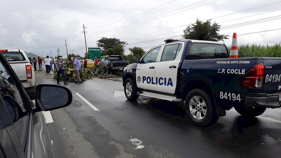 Taxistas cierran la vía Interamericana en el interior del país en contra de la piratería
