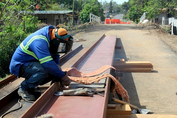 Equipo del MOP de Panamá Oeste continúa construcción del puente vehicular sobre el río Martín Sánchez