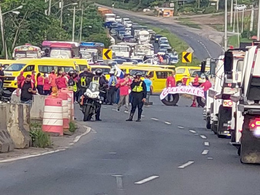 Dueños de busitos colegiales salen a protestar