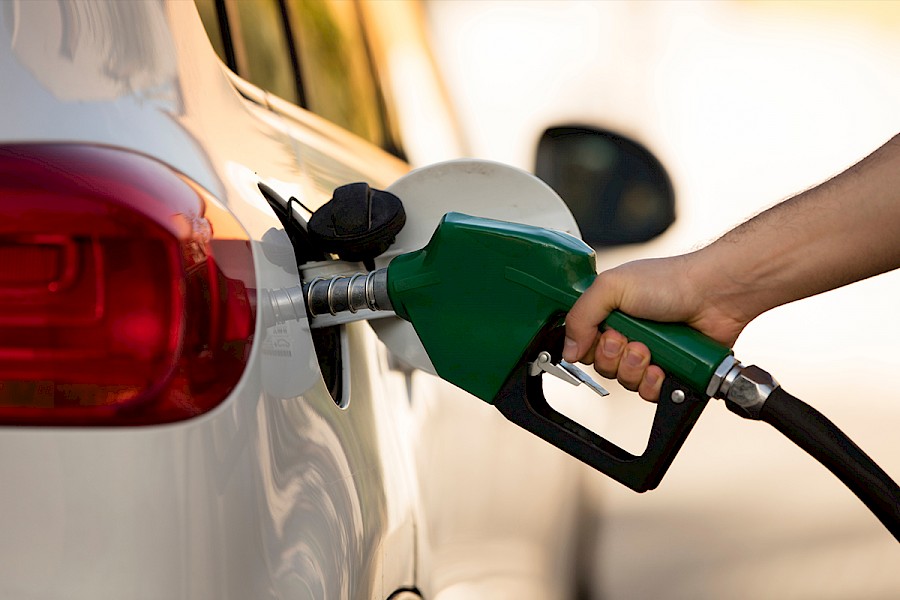 Leve baja en el precio de venta de los combustibles