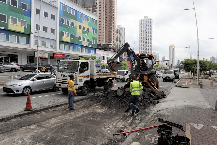 Intensifican trabajos de mantenimiento vial en los corregimientos de Bella Vista, Río Abajo y Vía España