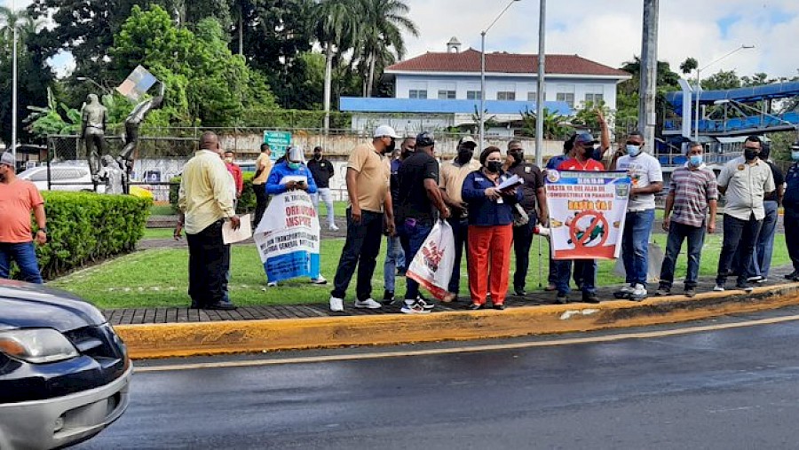 Grupos de taxistas a las calles, piden par y non