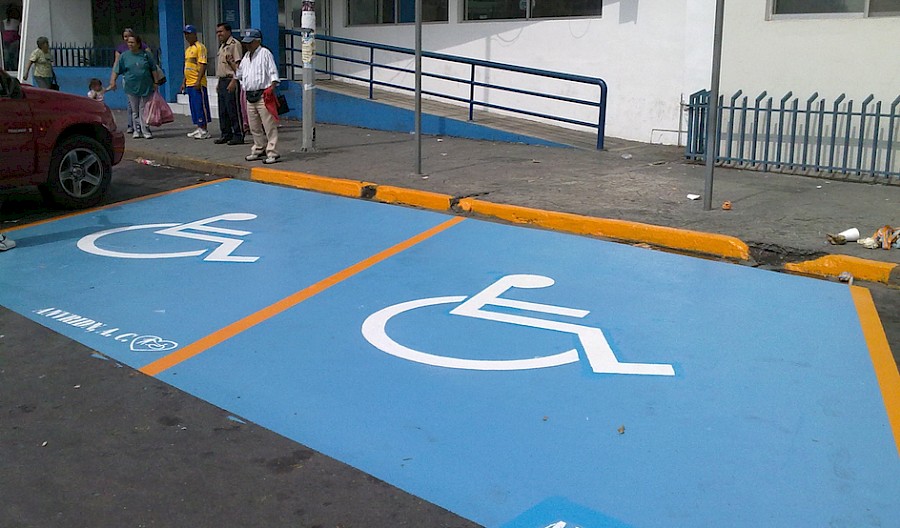 Sanción de hasta $300.00 para conductores que usen ilegalmente estacionamientos para discapacitados