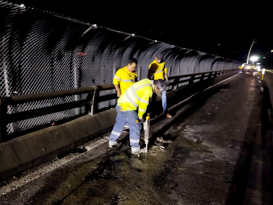 Avanzan trabajos de mantenimiento vial en el puente de Las Américas